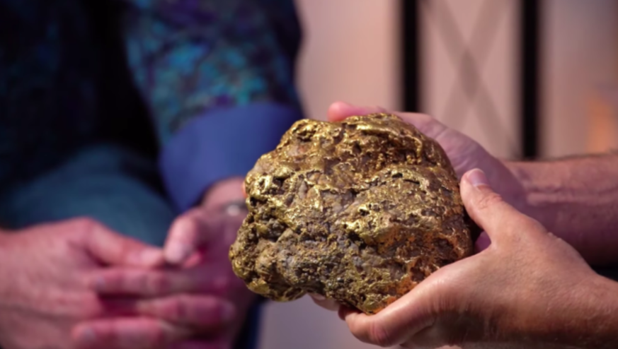 Der Alaska Centennial Gold Nugget wurde 1998 zufällig entdeckt, als ein Mann bei Grabungsarbeiten mit einem Bulldozer Erdreich zur Seite schob.