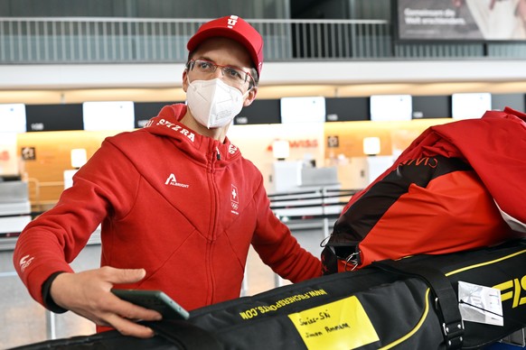 Skispringer Simon Ammann vor dem Abflug zu den Olympischen Winterspielen in Peking auf dem Flughafen Zuerich in Kloten, am Freitag, 28. Januar 2022. (KEYSTONE/Walter Bieri)