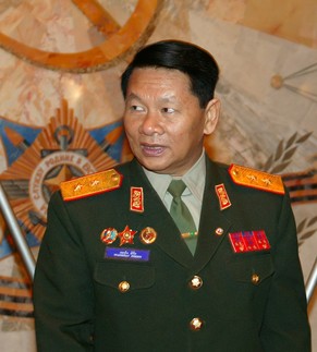 Unter den Todesopfern: Der laotische Verteidigungsminister Douangchay Phichit, während eines Moskau-Besuchs am 27. April 2004.&nbsp;