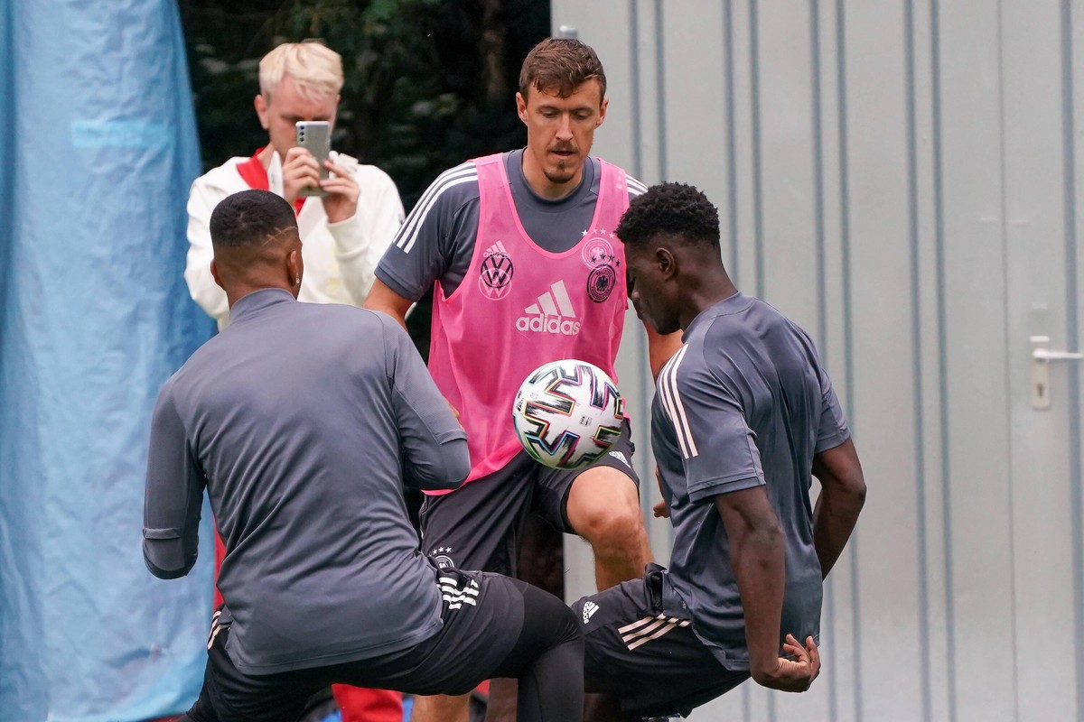 Max Kruse Deutschland, Olympiamannschaft setzt sich gegen zwei Gegenspieler durch - Frankfurt 13.07.2021: Trainingslager der Deutschen Olympia-Nationalmannschaft für Tokio 2021 *** Max Kruse Germany,  ...