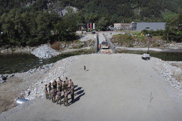 Militaerangehoerige der Territorialdivision bauen eine provisorische Bruecke beim Wiederaufbau der beim Unwetter beschaedigten Visletto-Bruecke, am Dienstag, 22. Juli 2024, in Cevio im Maggiatal. Im M ...