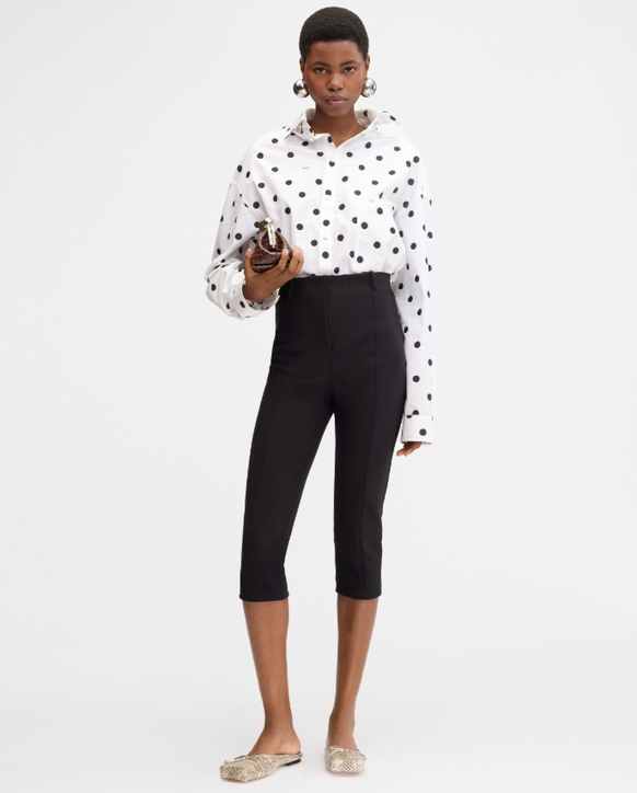 Eine Caprihose von Jacquemus.