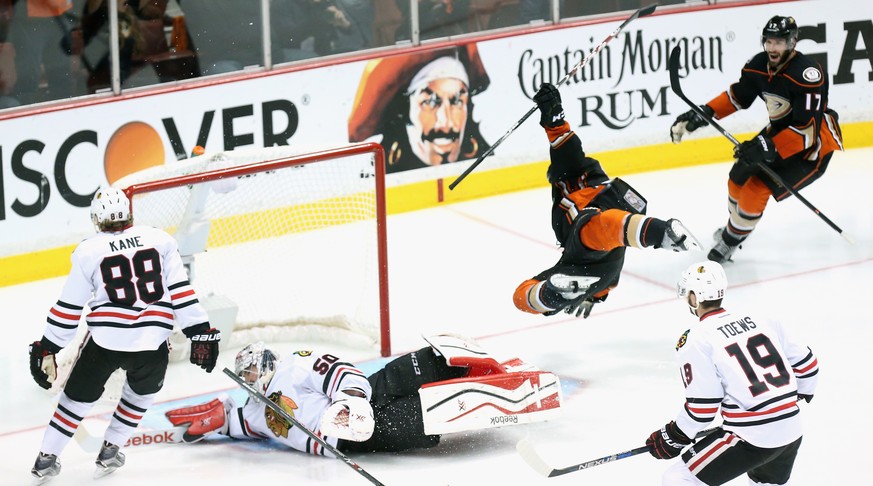 Overtime-Spektakel: Anaheims Matt Beleskey fliegt über Chicago-Goalie Corey Crawford und feiert sein Siegtor.