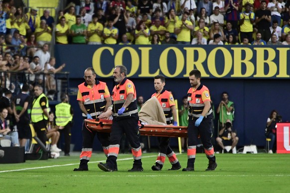 epa11619648 FC Barcelona&#039;s Marc-Andre ter Stegen is taken on a stretcher out of the pitch after being injured during the Spanish LaLiga soccer match between Villarreal CF and FC Barcelona, in Vil ...