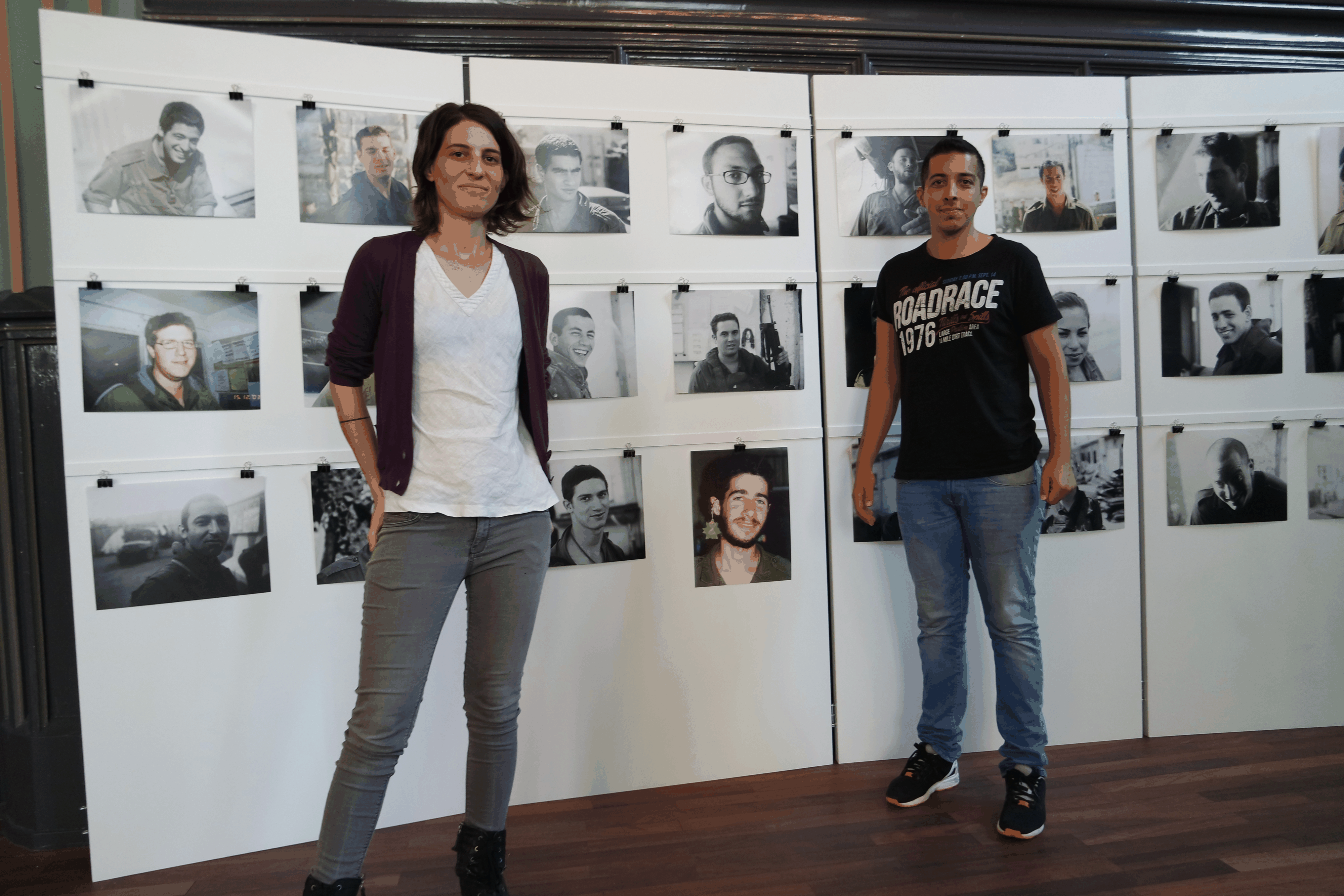 Yuli Novak (links), Executive Director der NGO&nbsp;«Breaking the Silence» mit Mitarbeiter&nbsp;Shay Davidovich vor einer Ausstellungswand im Kulturhaus Helferei in Zürich (03.06.2015).