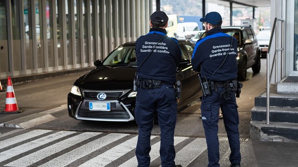 Grenzgaenger passieren den Zoll von Italien in die Schweiz, am Montag, 9. Maerz 2020, in Chiasso. Inmitten der Coronavirus-Krise bleibt die Grenze zwischen Italien und der Schweiz fuer Grenzgaenger vo ...