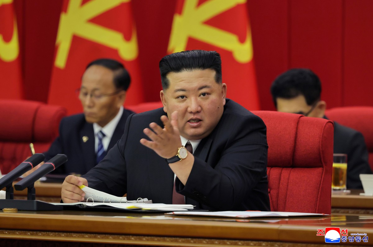 epaselect epa13057679 A photo released by the official North Korean Central News Agency (KCNA) shows North Korean leader Kim Jong Un (C) speaking during the Second Plenary Meeting of the Ninth Central ...