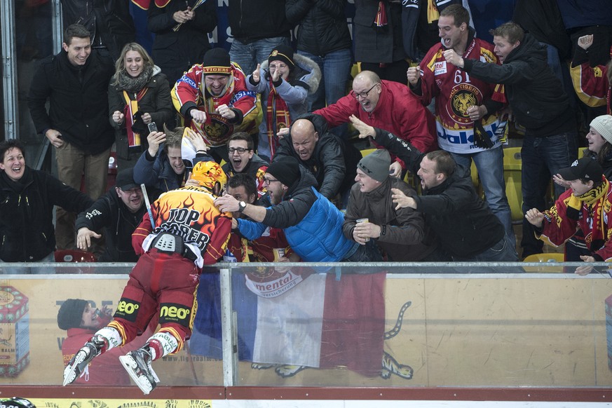 Tigers Chris DiDomenico jubelt nach Game winning Goal mit den Fans beim zweiten Auf-/Abstiegsplayoff Eishockey Ligaqualifikationsspiel der NLA/NLB zwischen den SCL Tigers und den Rapperswil-Jona Laker ...