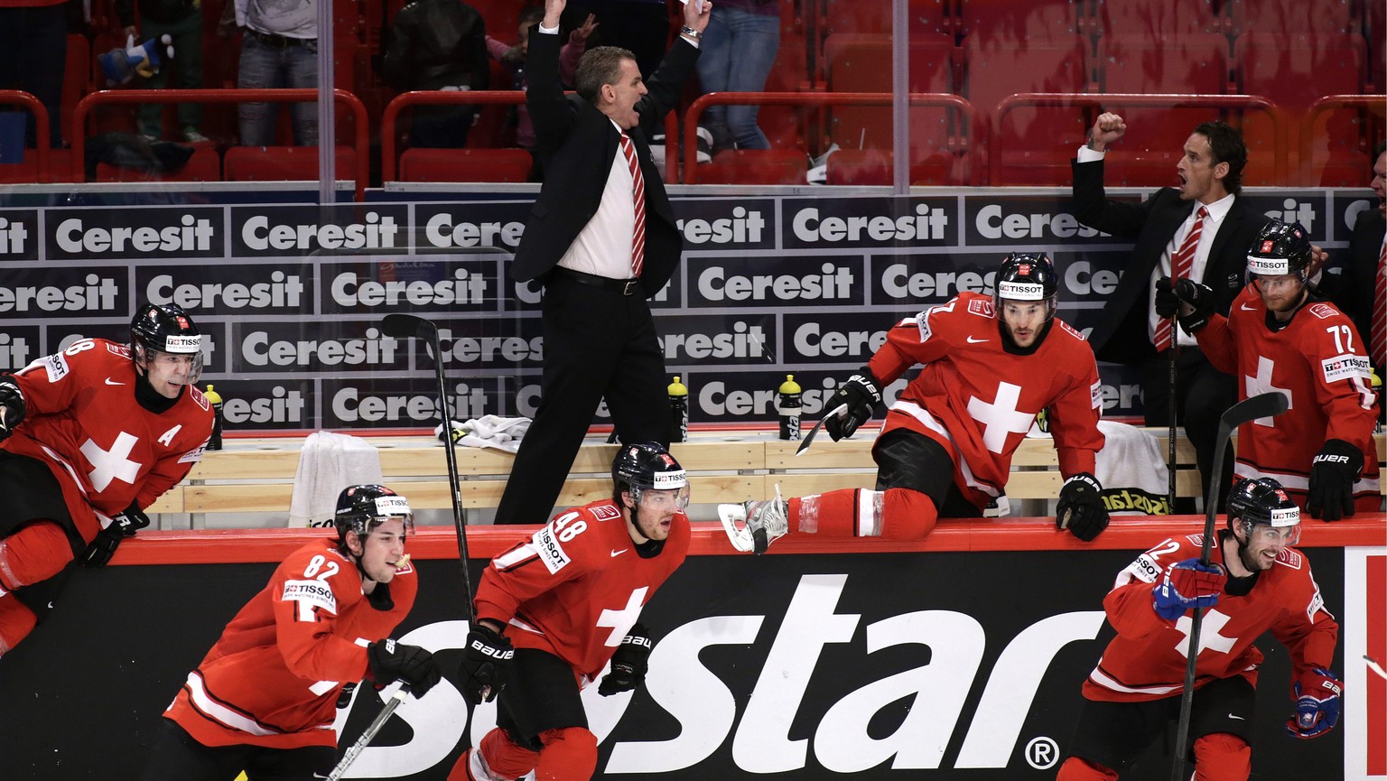 ZUR NICHT-VERLAENGERUNG DES VERTRAGES ALS EISHOCKEY-NATIONALTRAINER DURCH SEAN SIMPSON AM MONTAG, 3. MÄRZ 2014, STELLEN WIR IHNEN FOLGENDES BILDMATERIAL ZUR VERFUEGUNG - Sean Simpson, top left, head c ...