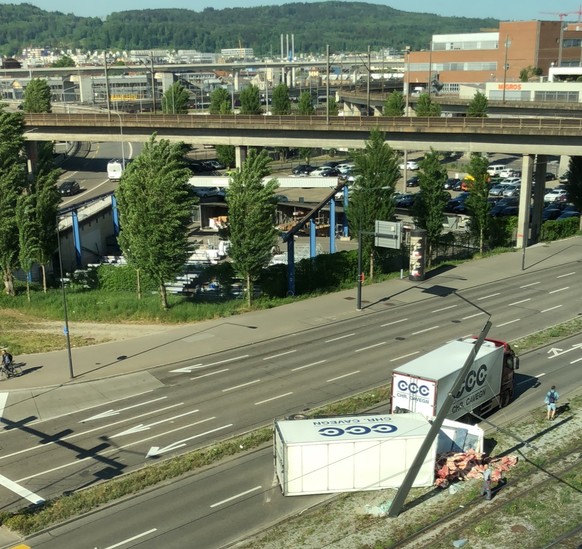 Pfingstweidstrasse Haltestelle Toni-Areal. Laster umgekippt