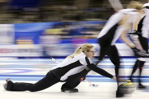 Die Schweizer Curlerinnen sind nach Mass gestartet.