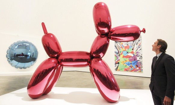 epa04789356 US artist Jeff Koons looks at one of his artworks from the Balloon Dog series during the openning of the retrospective exhibition that the Guggenheim Museum has dedicated to his career in  ...