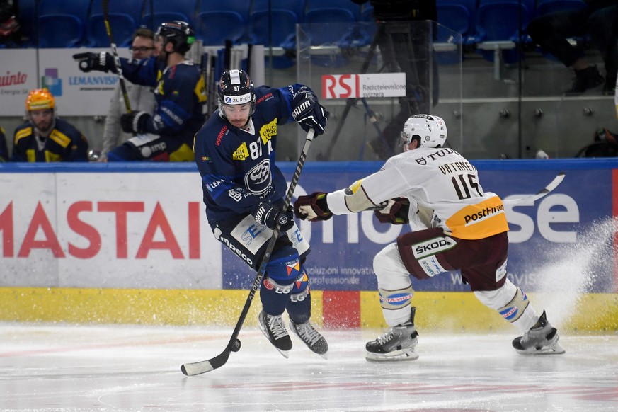 Ambri&#039;s player Dario Buergler left, fight for the puck with Geneva player Sami Vatanen right during the preliminary round game of National League A (NLA) Swiss Championship 2022/23 between, HC Am ...