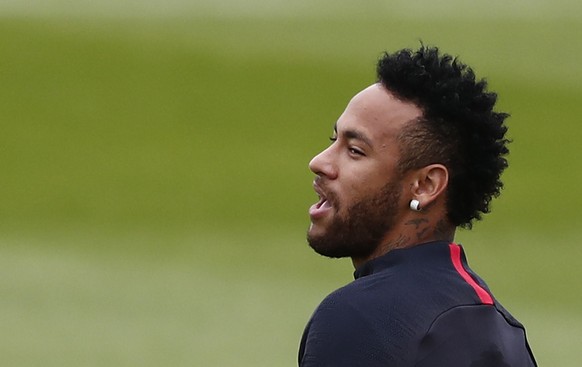 epa07777264 Paris Saint Germain player Neymar Jr attends a training session at the Ooredoo training centre in Saint-Germain-en-Laye, outside Paris, France, 17 August 2019. EPA/IAN LANGSDON