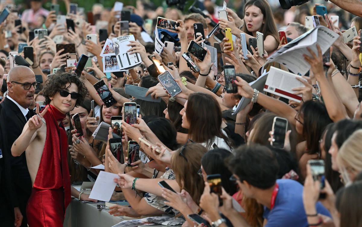 epa10155259 US actor Timothee Chalamet (L) signs autographs as he arrives for the premiere of 'Bones and All' during the 79th annual Venice International Film Festival, in Venice, Italy, 02  ...