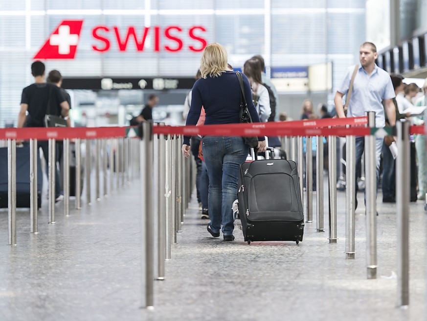 Die Passagierzahlen am Flughafen Z�rich sind im Oktober im Zuge der zweiten Coronawelle weiter gesunken.(Symbolbild)