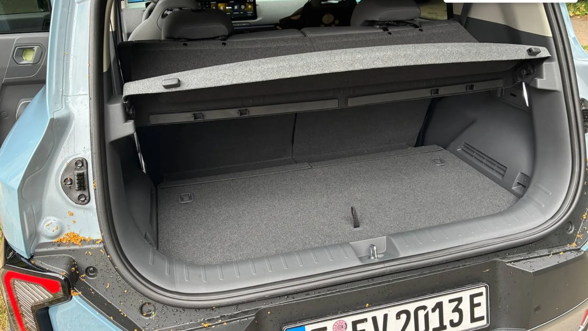 Der Kofferraum (403 Liter Volumen) wirkt auf den ersten Blick nicht sonderlich gross, bietet aber zusätzlich Raum unter der Ladeabdeckung. Werden die Sitze wie hier nach vorn geschoben, entsteht eine  ...