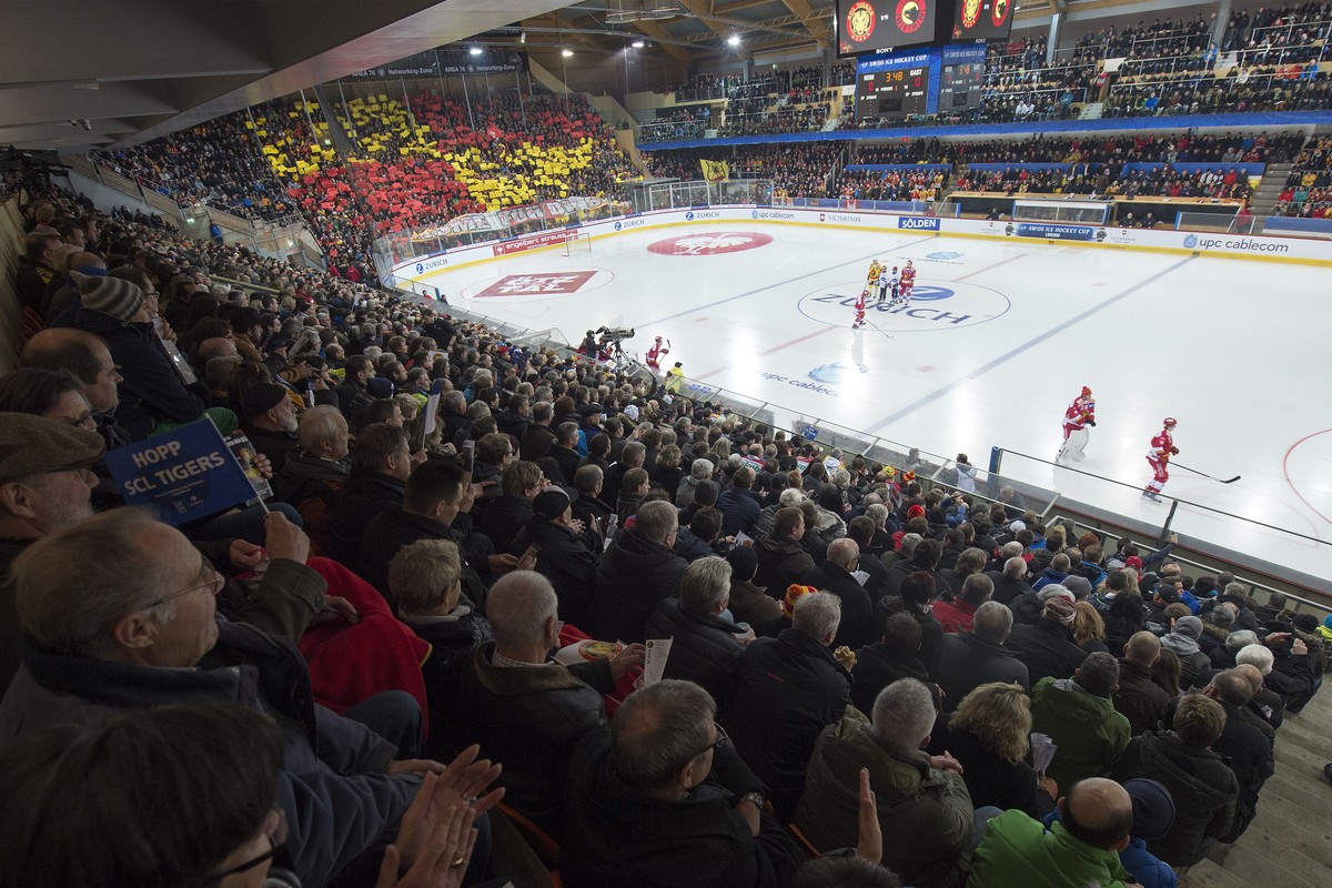 Den Fans wird auch im Cup Spektakel geboten, hier im Viertelfinalspiel zwischen den Tigers und Bern.