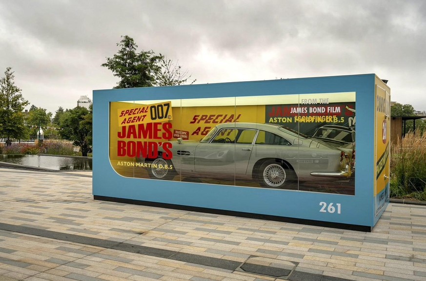 James Bond 007 Aston Martin Corgi Toys lebensgross