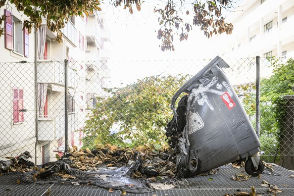 Une poubelle calicinee est photographiee sur l&#039;Avenue de Morges apres des emeutes la veille au soir suite a l&#039;accident mortel survenu a un jeune homme mineur en scooter, ce lundi 25 aout 202 ...