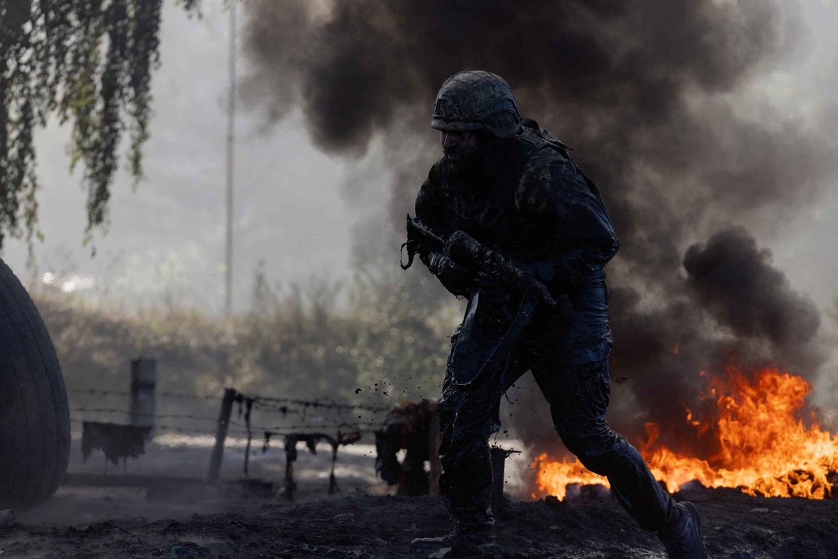 Un militaire ukrainien des forces d&amp;#039;assaut aérien participe ici à un entraînement visant à obtenir un béret bordeaux, le 14 août 2026.