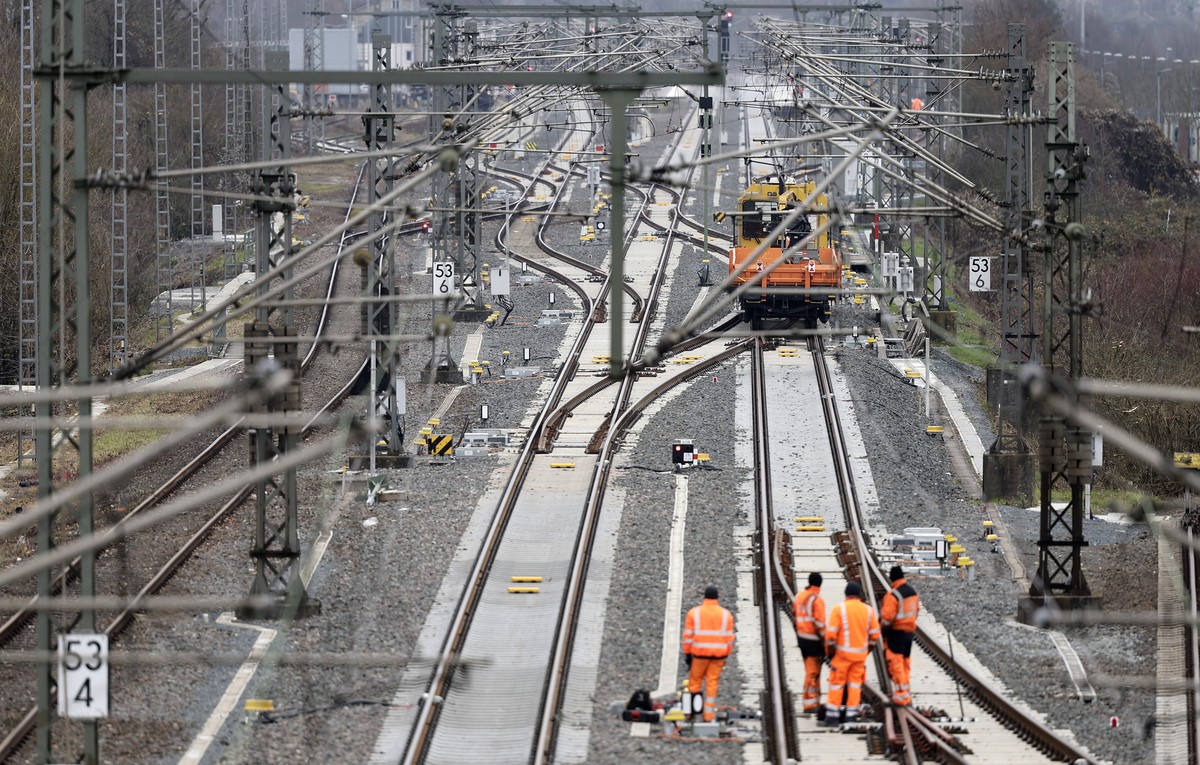 epa11771995 Laborers work during refurbishment of the Riedbahn railway in Gernsheim, Germany, 12 December 2024. According to Deutsche Bahn AG, the Riedbahn will be back in operation on15 December afte ...