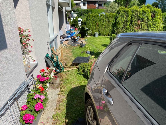 Eine Autofahrerin hat am 13. Juni 2022 drei Thujahecken durchbrochen, ist in eine Hausmauer geprallt und über drei Gartensitzplätze gefahren. Verletzt wurde niemand, der Sachschaden ist
beträchtlich.