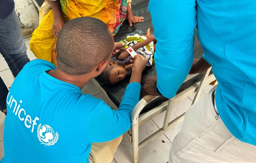 UNICEF&#039;s Chief of Nutrition, Tewoldeberhan Daniel measures Baraa&#039;s arm with a MUAC tape.

Baraa, aged one year and 8 months suffers from severe acute malnutrition with diarhhea and admitted  ...