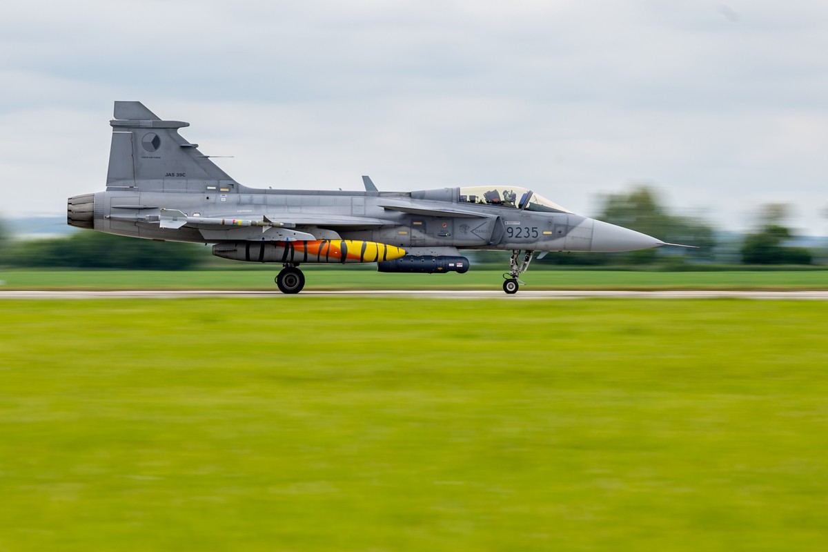 epa12125628 JAS-39C Gripen aircraft takes off to Iceland from 21st Tactical Air Base in Caslav, Czech Republic, 22 May 2025. Five JAS-39C Gripen aircrafts flew from the Czech base to Iceland, where Cz ...