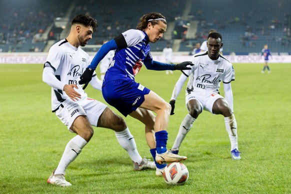 FC Luzerns Jordy Wehrmann, Mitte, gegen Servettes Nicolas Vouilloz, links, und Moussa Diallo, rechts, im Fussball Meisterschaftsspiel der Super League zwischen dem FC Luzern und Servette FC, am Samsta ...