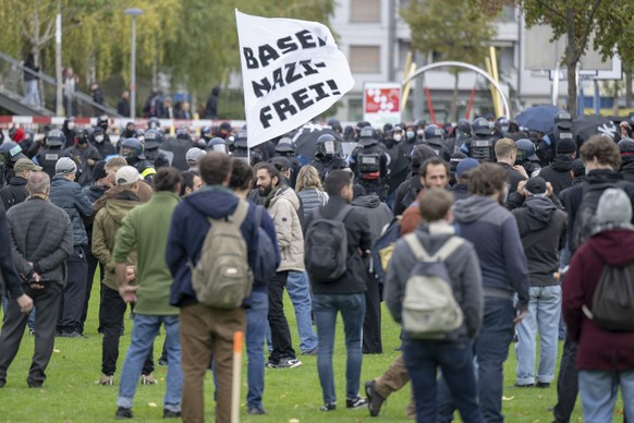 Polizisten sperren eine Wiese ab fuer Anhaenger der Bewegung Basel Nazifrei, die einer angekuendigten Kundgebung von Anhaengern der Bewegung Mass-Voll! entgegentreten wollen, in Basel, am Samstag, 21. ...
