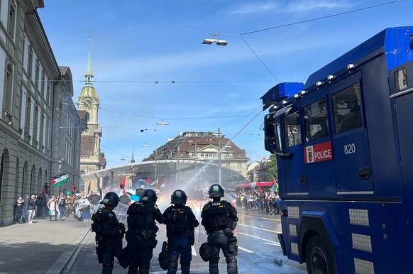 Die Polizei setzt Wasserwerfer ein bei einer unbewilligten Demonstration gegen den Gaza-Krieg, am Samstag, 24. Mai 2025, Bern. (KEYSTONE/Miriam Abt)