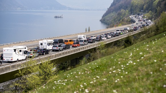 Der Osterreiseverkehr am Karfreitag staut sich vor dem Gotthard Tunnel in Richtung Sueden zwischen Amsteg und Beckenriend, uber den Seelisbergtunnel hinaus, bis auf ueber 20 Kilometer Laenge, am Freit ...