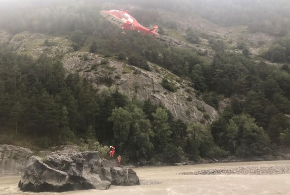 Hier holt ein Rega-Helikopter die verunfallte Touristin ab.