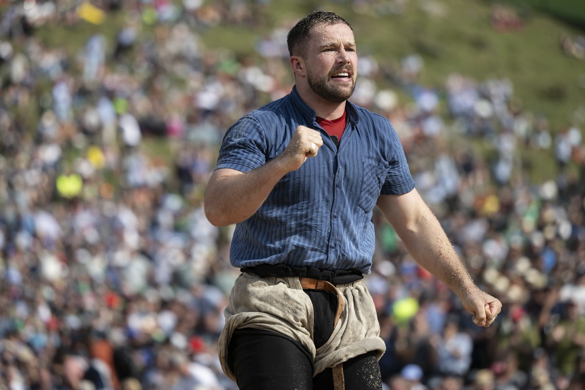Fabian Staudenmann gewinnt den Schlussgang gegen Lars Zaugg beim traditionellen Schwaegalp Schwinget, am Sonntag, 16. August 2026, auf der Schwaegalp in Hundwil. (KEYSTONE/Gian Ehrenzeller)