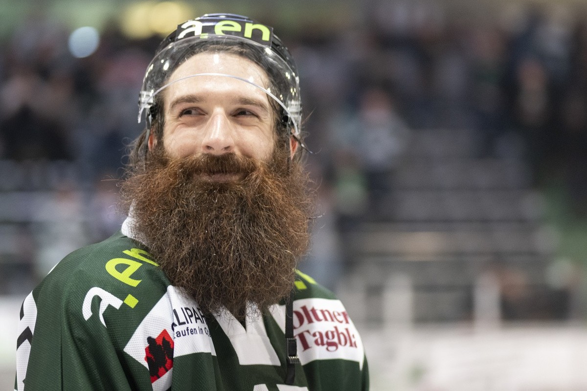 Oltens Eliot Antonietti nach dem 4. Spiel des Eishockey Playoff Finale der Swiss League zwischen dem EHC Olten und dem EHC Kloten, am Montag, 18. April 2022, in Olten. (KEYSTONE/Marcel Bieri)