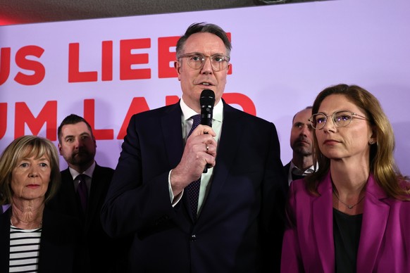 epa12842225 Rheinland-Palatinate's State Premier and Social Democratic Party (SPD) lead candidate for 2026 Rhineland-Palatinate state election, Alexander Schweitzer (C) speaks during the SPD elec ...
