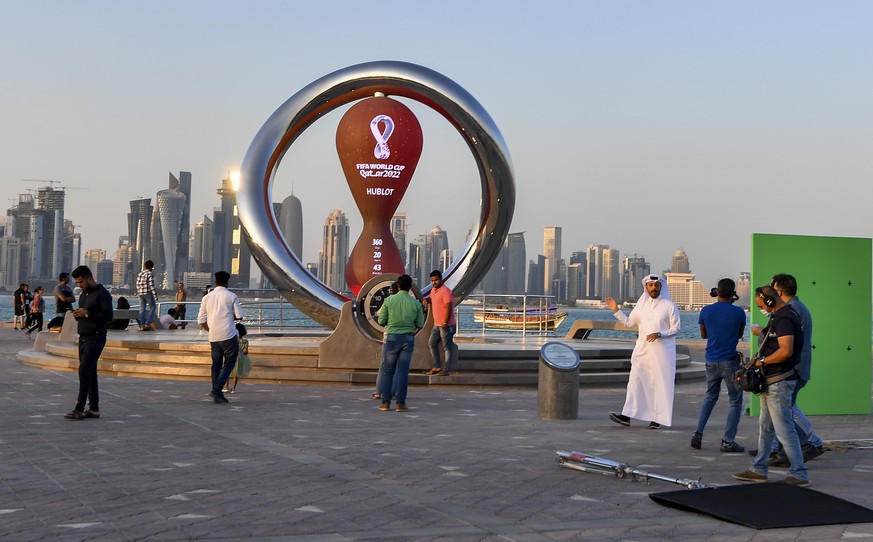 An der Meeres-Promenade von Doha tickt die Uhr – in einem Jahr steigt im Wüstenstaat die Fussball-WM.