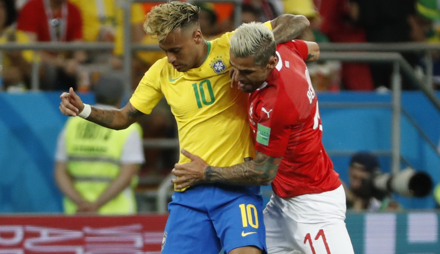 epa06816775 Neymar (L) of Brazil and Valon Behrami of Switzerland in action during the FIFA World Cup 2018 group E preliminary round soccer match between Brazil and Switzerland in Rostov-On-Don, Russi ...