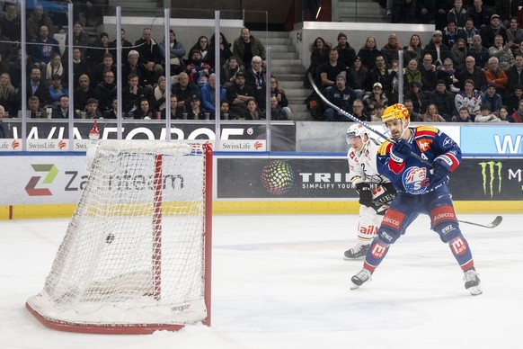 Zuerichs PostFinance Top Scorer Denis Malgin trifft zum 4:2 Tor im Eishockeyspiel der National League zwischen den ZSC Lions und dem HC Lugano am Dienstag, 30. Januar 2024, in der Swiss Life Arena in  ...