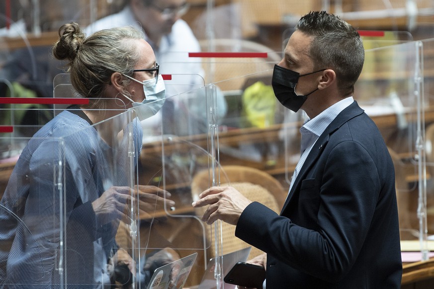 Die Nationalraete Aline Trede, GP-BE, links, und Christian Imark, SVP-SO, diskutieren an der Sommersession der Eidgenoessischen Raete, am Montag, 7. Juni 2021, in Bern. (KEYSTONE/Peter Schneider)