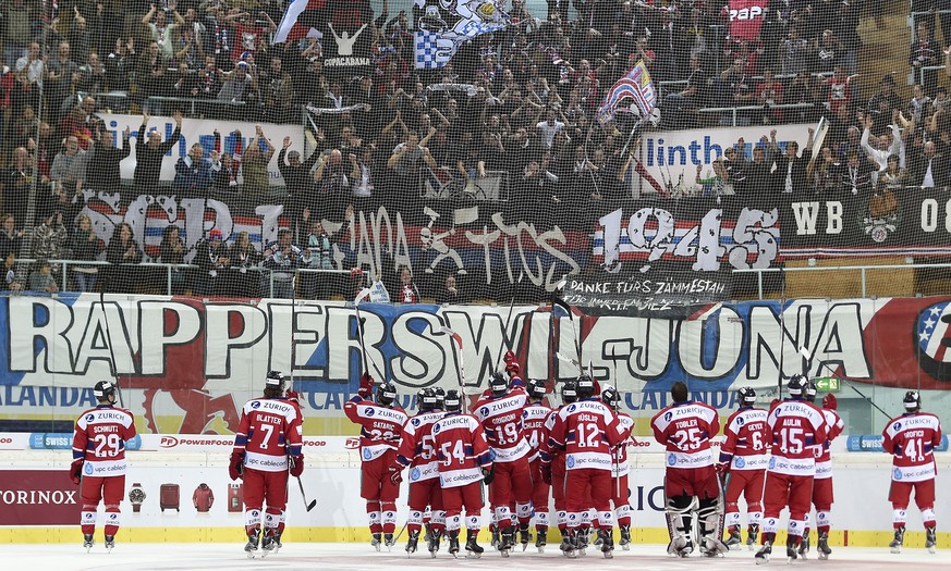 Die Spieler der Rapperswil Jona Lakers jubeln mit den Fans nach dem Eishockey Achtelfinal Cupspiel zwischen den Rapperswil-Jona Lakers und dem HC Lugano am Dienstag, 27. Oktober 2015, der Diners Club  ...