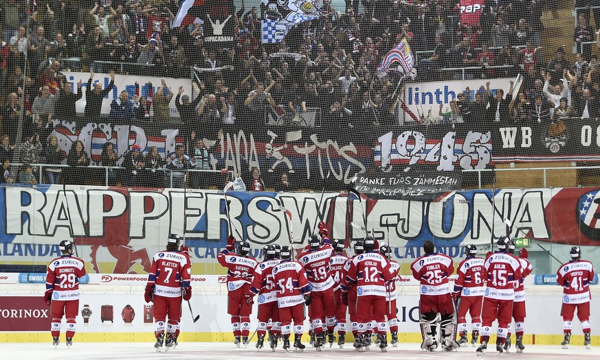 Die Spieler der Rapperswil Jona Lakers jubeln mit den Fans nach dem Eishockey Achtelfinal Cupspiel zwischen den Rapperswil-Jona Lakers und dem HC Lugano am Dienstag, 27. Oktober 2015, der Diners Club  ...