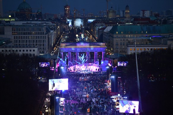 epa05692894 A view of the fan zone with the Brandenburg Gate (back) during New Year's Eve celebrations in Berlin, Germany, 31 December 2016. EPA/JENS KALAENE