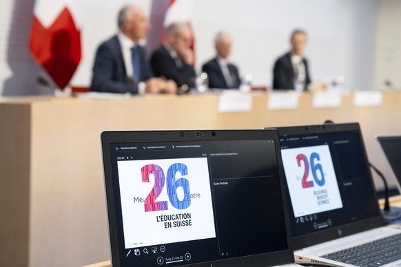 Bundespraesident Guy Parmelin, Mitte, Staatsrat Christophe Darbellay (VS), Praesident der Konferenz der kantonalen Erziehungsdirektorinnen und -direktoren EDK, links, Stefan C. Wolter, Direktor Schwei ...