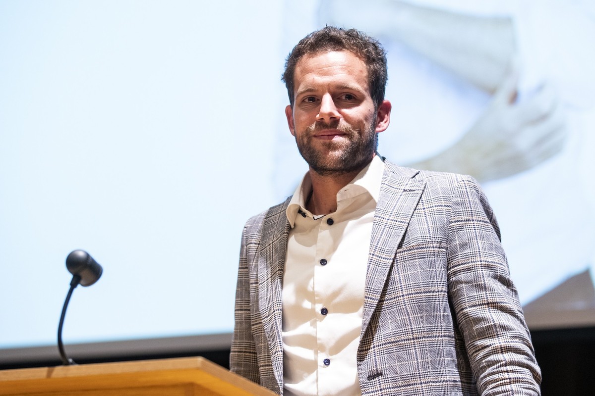 Domenik Ledergerber, neu gewaehlter Parteipraesident SVP Kanton Zuerich, spricht waehrend der Delegiertenversammlung der SVP des Kantons Zuerich am Dienstag, 23. August 2022, im Gemeindesaal in Zumiko ...