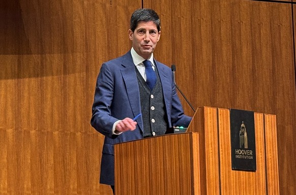 Former U.S. Federal Reserve Governor Kevin Warsh speaks during a monetary policy conference at Stanford University’s Hoover Institution in Palo Alto, California, U.S. May 9, 2025. REUTERS/Ann Saphir