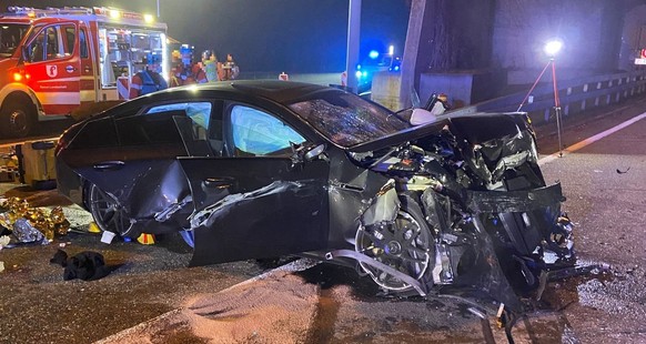 Der Mercedes kracht in eine Mauer, vier Insassen wurden verletzt und ein Jugendlicher starb. Das Auto wurde komplett zerstört.