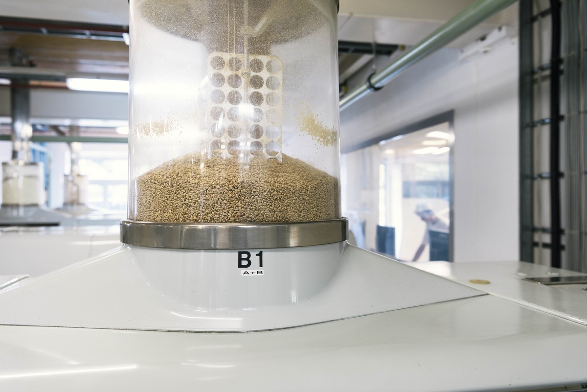 BILDREPORTAGE SWISSMILL TOWER BY CHRISTIAN BEUTLER ZU SDA TEXT: Kornhaus an der Limmat als neues Wahrzeichen für Zuerich --- Machinery in a production hall at the grain mill Swissmill in Zurich, Switz ...