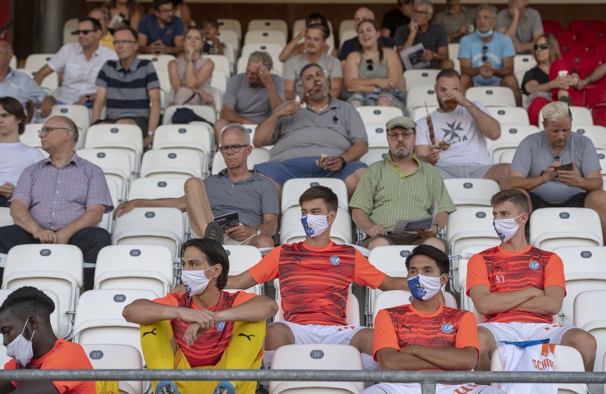 Die Ersatzspieler von GC und Fans von Aarasu auf der Haupttribuene beim Challenge League Meisterschaftsspiel zwischen dem FC Aarau und den Grasshoppers vom Donnerstag, 30. Juli 2020 in Aarau. (KEYSTON ...